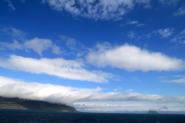 Nube y fiordo en la región de Reyðarfjörður