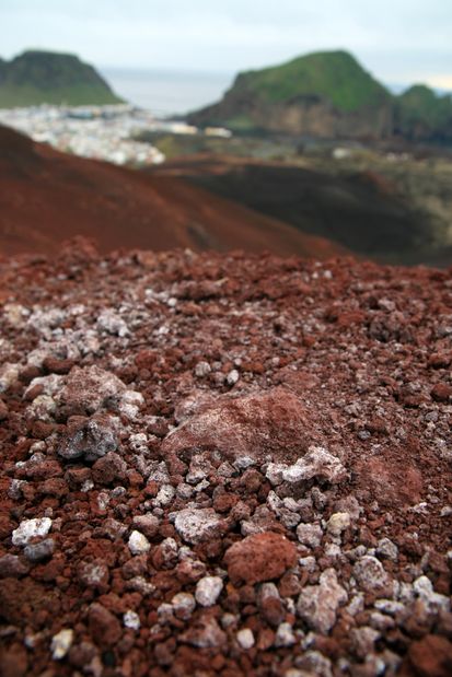 Sur le volcan Eldfell des îles Vestmann