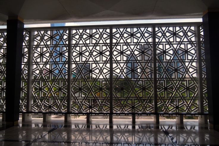 Geometric screen of the National Mosque of Kuala Lumpur.