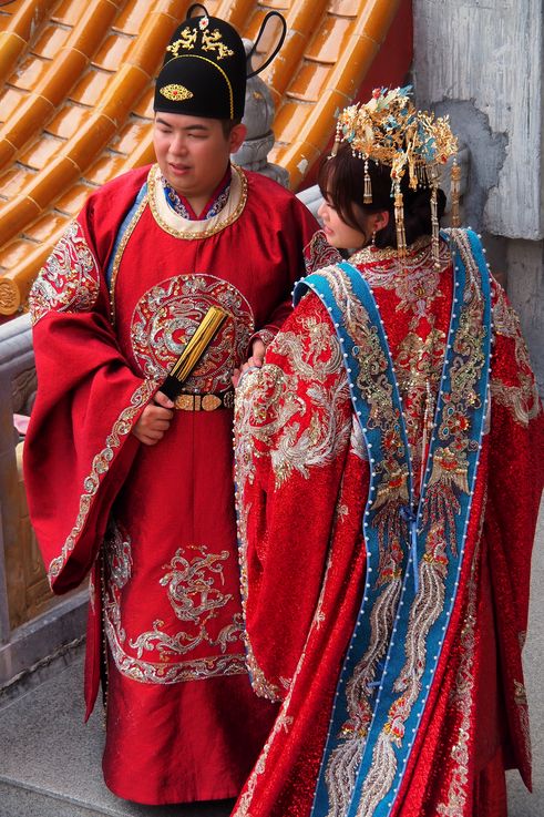 Couple in Chinese wedding attire at Kek Lok Si Temple, George Town.