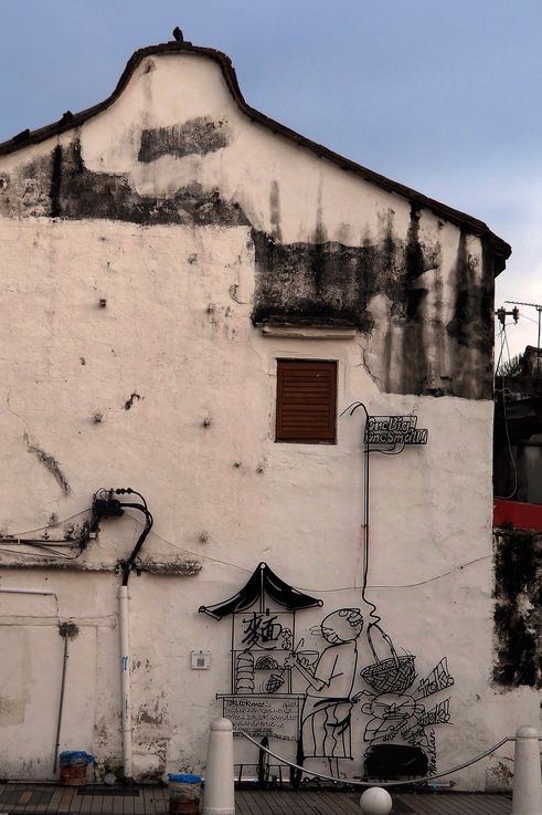 Mural and iron caricature "Tok Tok Mee" depicting a noodle vendor in George Town.