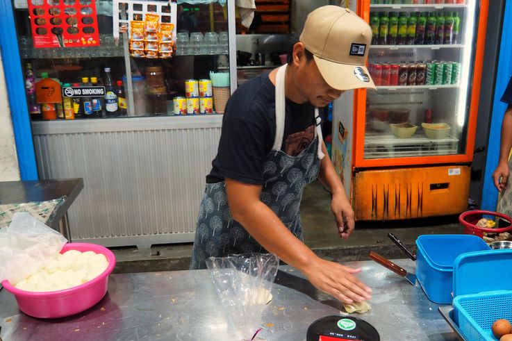 Preparación de roti canai dulce en Padang Matsirat, Langkawi.
