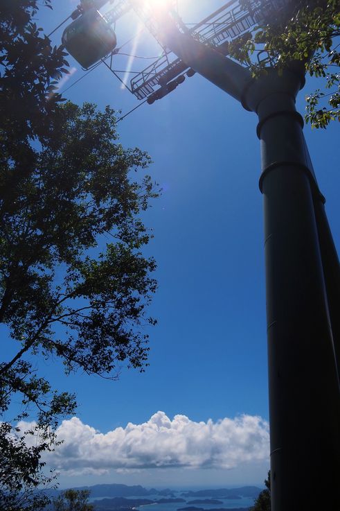Pilón y telecabina del teleférico del Langkawi Sky Bridge.