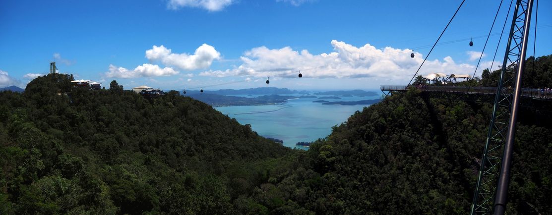 Langkawi Sky Bridge y teleférico con vista a las islas.