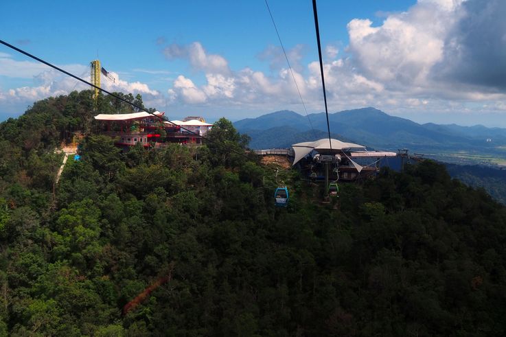 Estación del Langkawi SkyCab y paisaje de montañas.