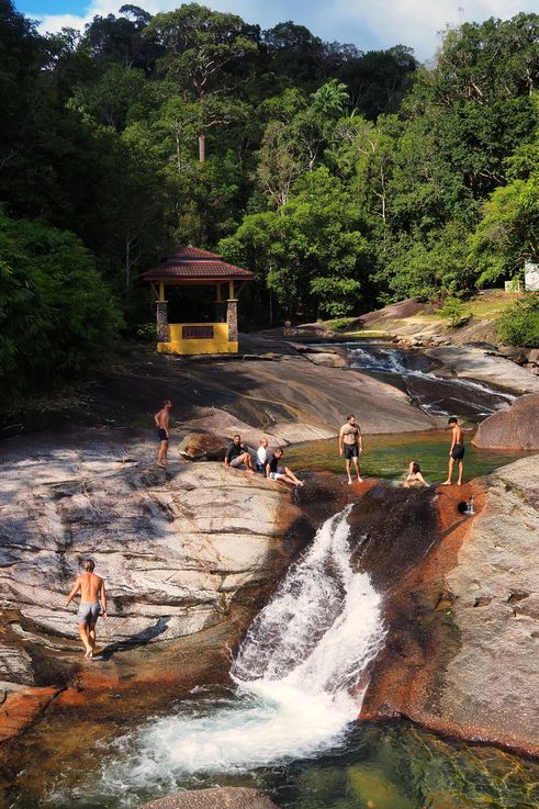 Bañistas y mirador en las cascadas de Telaga Tujuh, Langkawi.