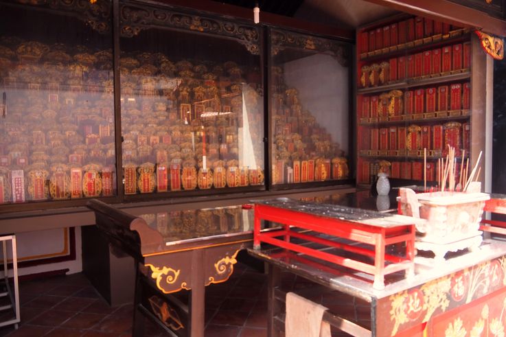 Interior del Templo Cheng Hoon Teng en Melaka, con tablillas ancestrales.