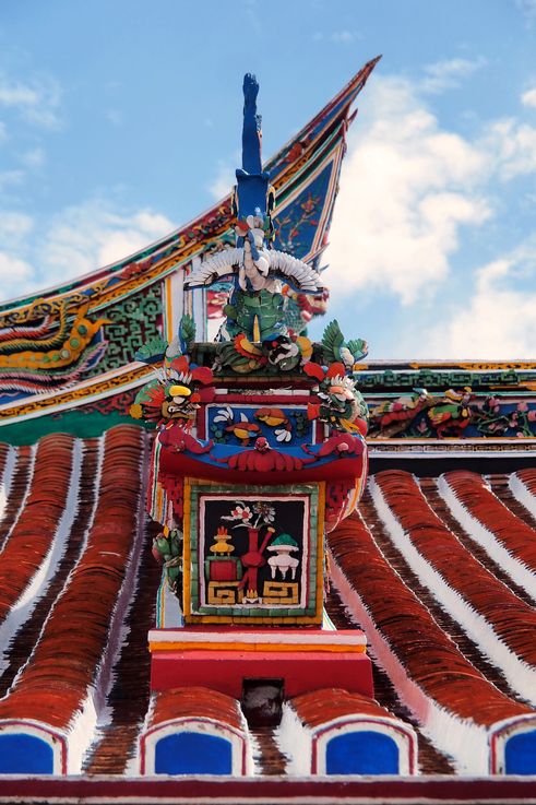 Detalle de fénix y peonía en el tejado del templo Cheng Hoon Teng en Melaka.