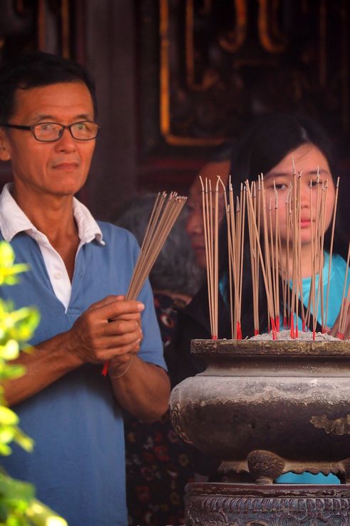 Fieles con varitas de incienso en el templo Cheng Hoon Teng de Melaka.