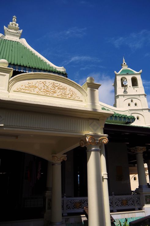 Masjid Kampung Kling en Melaka, con su minarete-pagoda, tejados verdes y caligrafías.
