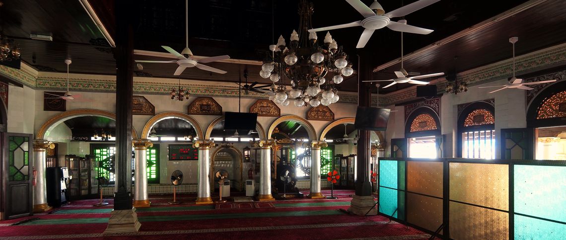 Interior de la mezquita Kampung Kling en Melaka.