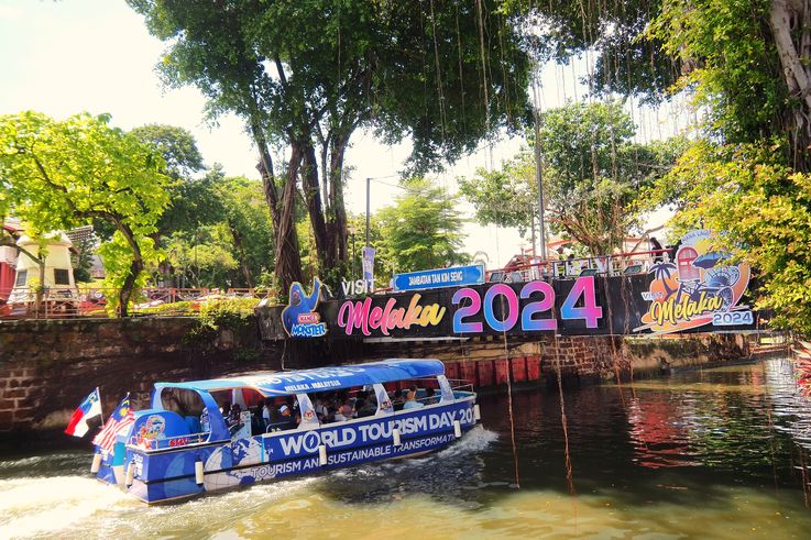 Barco turístico en el río Melaka, pasando bajo el puente Tan Kim Seng.
