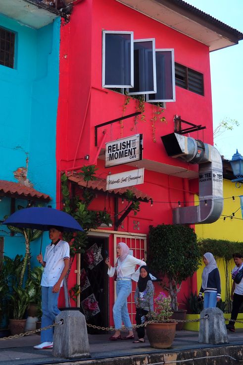 Casa colorida que alberga el café Relish The Moment, a lo largo del río Melaka en Bandar Hilir.