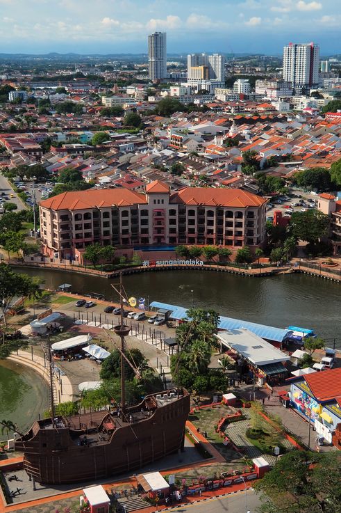 Vista de Melaka desde la Torre Taming Sari, con la réplica del barco Flor de la Mar y el río Melaka.