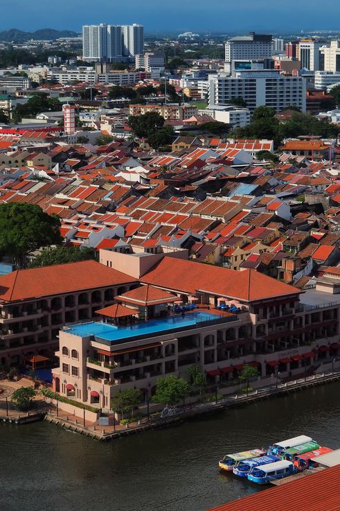 Paisaje urbano de Melaka con el hotel Casa del Rio y los tejados rojos del distrito de Bandar Hilir.