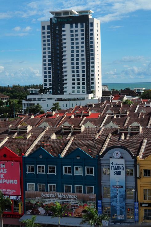 Paisaje urbano de Melaka con el hotel Holiday Inn y la Menara Taming Sari.