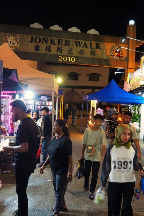 Entrada a Jonker Walk en Melaka, escena callejera nocturna.