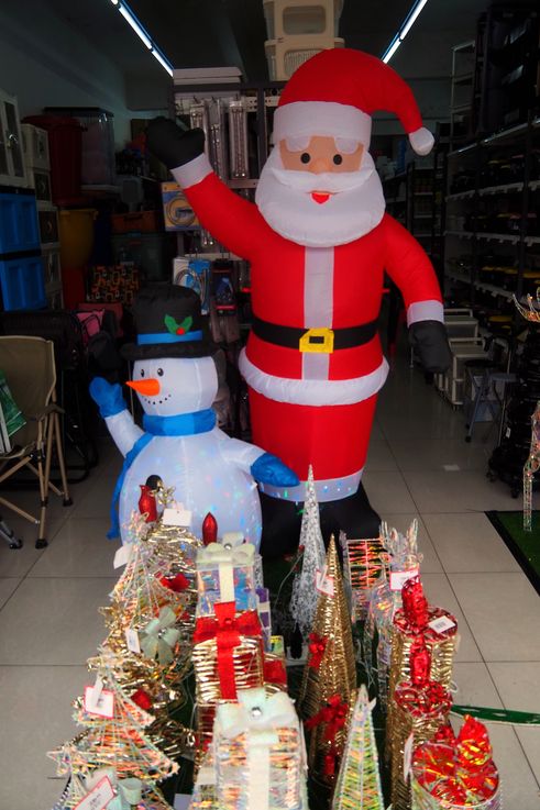 Papá Noel y muñeco de nieve inflables, Melaka.