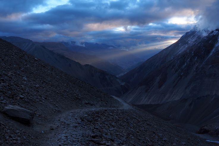 Chemin menant au lac Tilicho. Trek Tour des Annapurnas