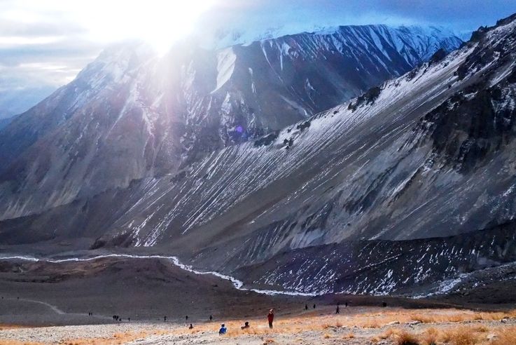 Chemin vers le lac Tilicho. Trek Tour des Annapurnas.