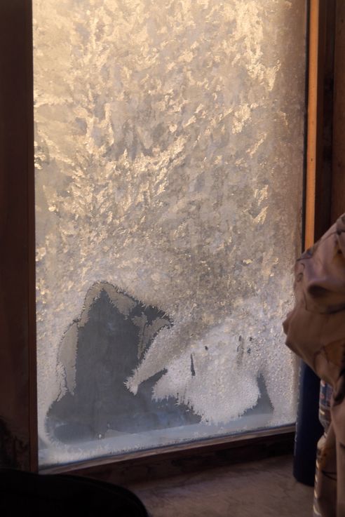 Vitre glacée à l'intérieur de notre chambre à Shree Kharka