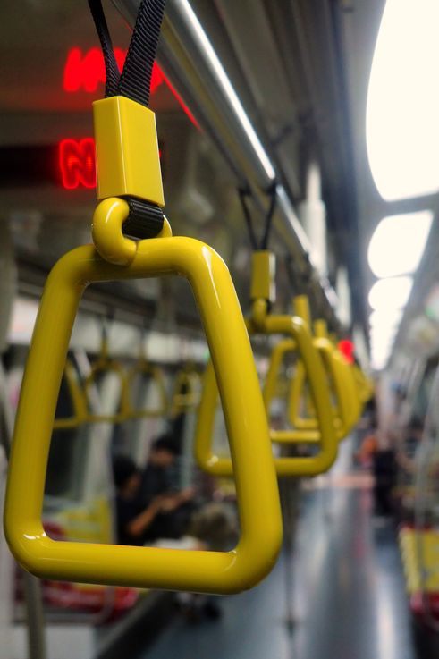 Asideros en el transporte público del barrio de Geylang.