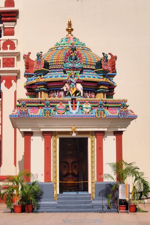 Gopuram del templo Sri Mariamman de Chinatown, con Krishna y la cabeza de Iravan del Mahabharata.