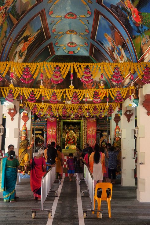 Deidades hindúes en el templo Sri Mariamman de Chinatown.