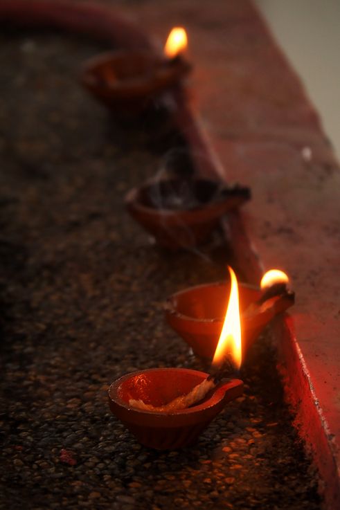 Lámparas diya en el templo Sri Mariamman de Chinatown.