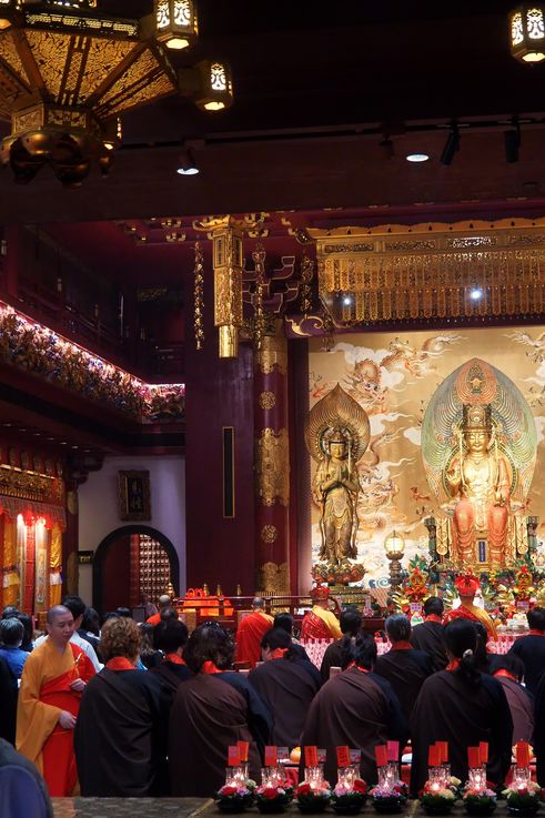 Interior del Templo de la Reliquia del Diente de Buda en Chinatown, con estatuas de Buda.