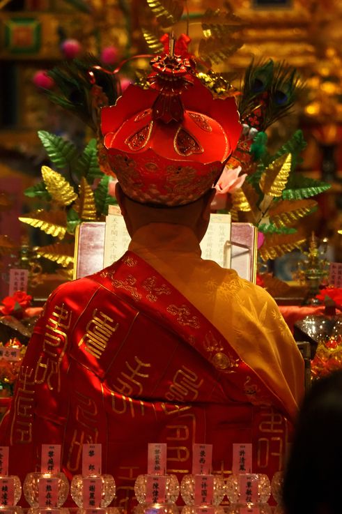 Monje budista con túnica ceremonial en el Buddha Tooth Relic Temple.