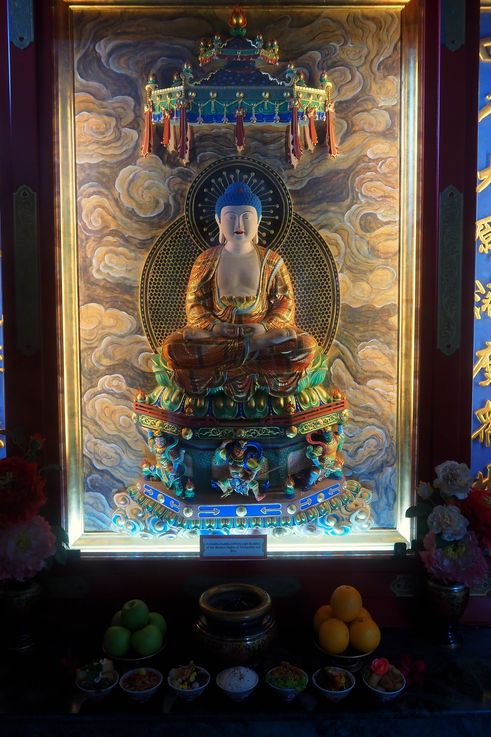 Estatua de Amitabha Buda en el Templo de la Reliquia del Diente de Buda, barrio de Chinatown.
