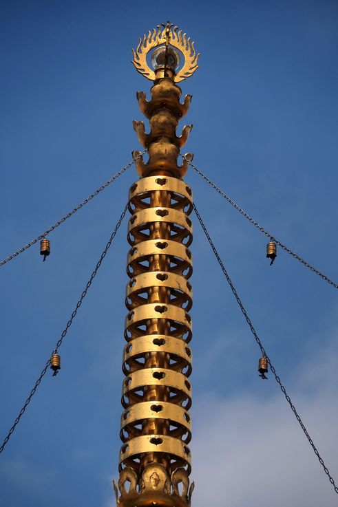 Pináculo dorado del Templo de la Reliquia del Diente de Buda en Chinatown.