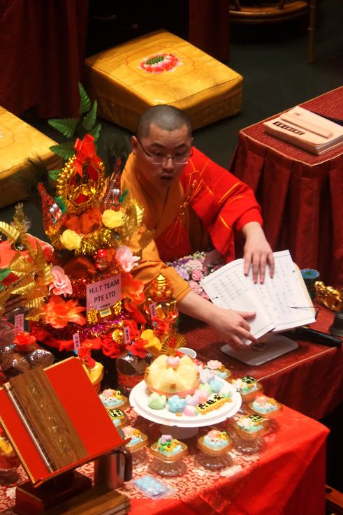 Monje leyendo un texto sagrado en el Templo de la Reliquia del Diente de Buda en Chinatown.