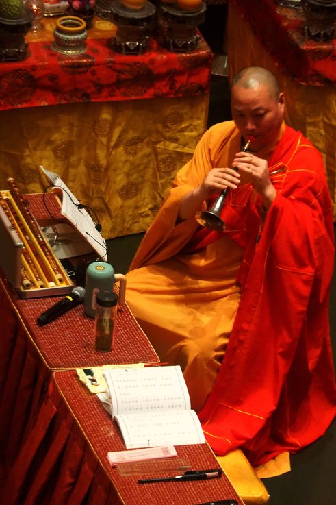 Monje tocando la suona en el Templo de la Reliquia del Diente de Buda, barrio de Chinatown.