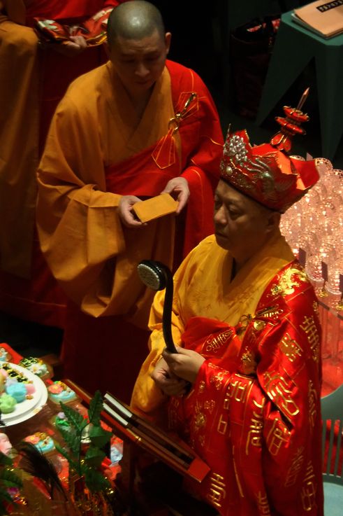 Ritual de monjes en el Templo de la Reliquia del Diente de Buda, Chinatown.