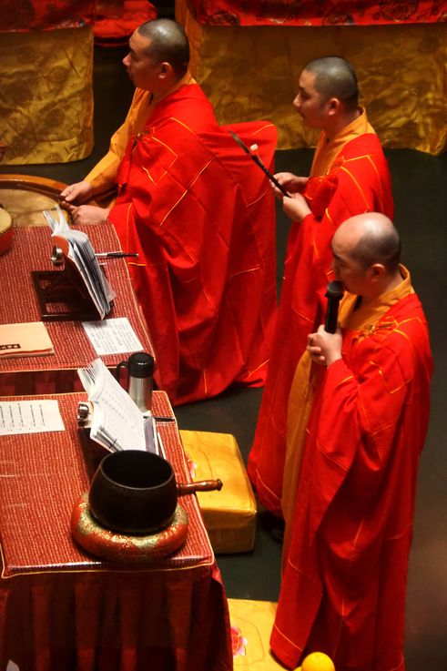 Monjes budistas en un templo de Chinatown.