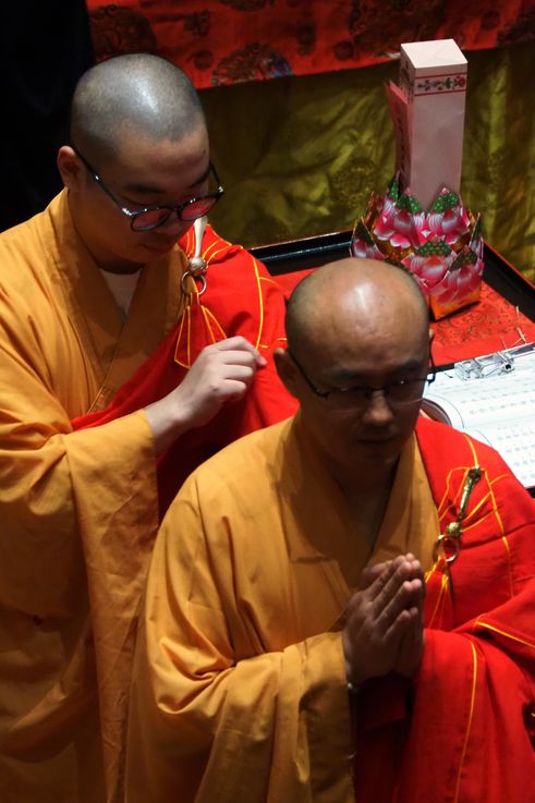 Monjes budistas en el Templo de la Reliquia del Diente de Buda, barrio de Chinatown.