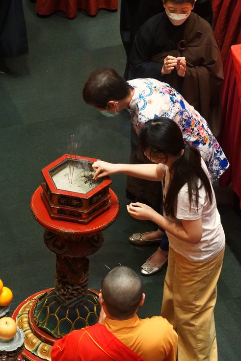 Quema de incienso en el Templo de la Reliquia del Diente de Buda, barrio de Chinatown.
