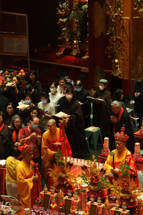 Ceremonia budista en el Templo de la Reliquia del Diente de Buda, barrio de Chinatown.