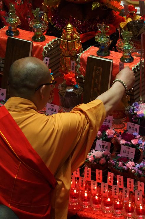 Ceremonia de ofrendas en el Templo de la Reliquia del Diente de Buda de Chinatown.