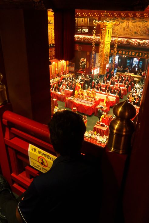 Ceremonia budista en el Templo de la Reliquia del Diente de Buda.