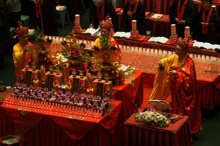 Ceremonia budista en el Templo de la Reliquia del Diente de Buda de Chinatown.