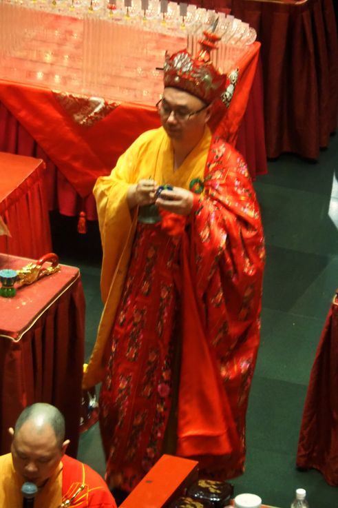 Monje budista en ceremonia en el Templo de la Reliquia del Diente de Buda en Chinatown.