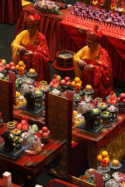 Monjes en ceremonia en el Templo de la Reliquia del Diente de Buda en Chinatown.