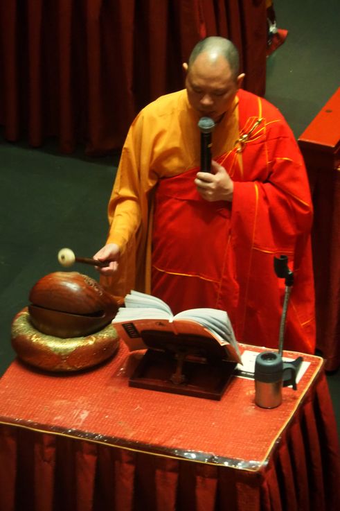 Monje budista en oración en el Templo de la Reliquia del Diente de Buda.