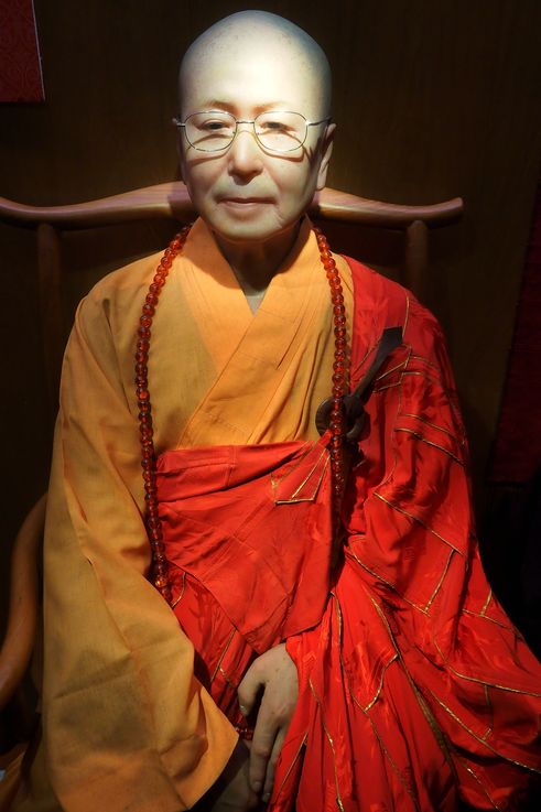 Estatua del Monje Jing Xin en el Templo de la Reliquia del Diente de Buda, Chinatown.