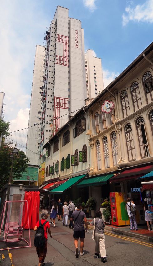 Calle de Chinatown con shophouses y el bloque HDB 335B.