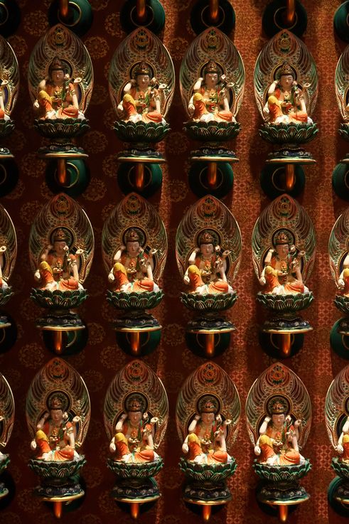 Estatuas de Buda en el Templo de la Reliquia del Diente de Buda en Chinatown.