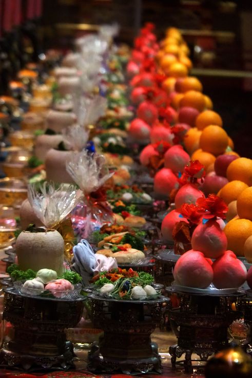 Alineación de ofrendas de comida en el Templo de la Reliquia del Diente de Buda de Chinatown.